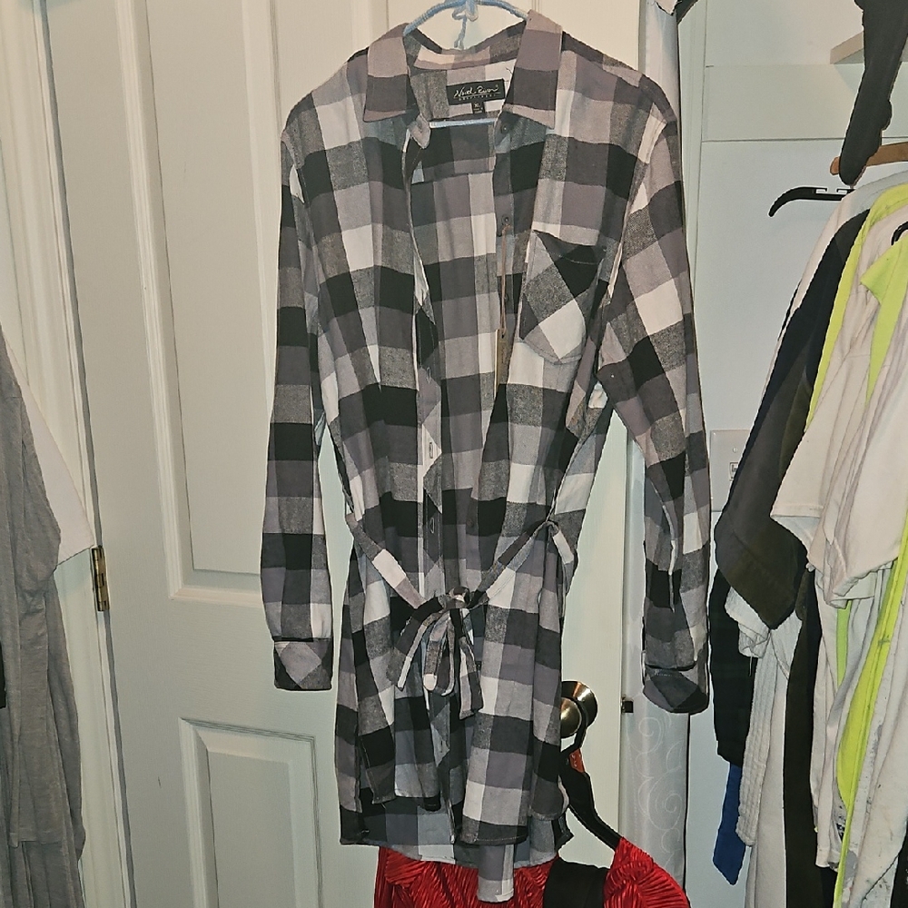 Womans XL North River Outfitters Black, Gray, & White Plaid Button-Down Shirt